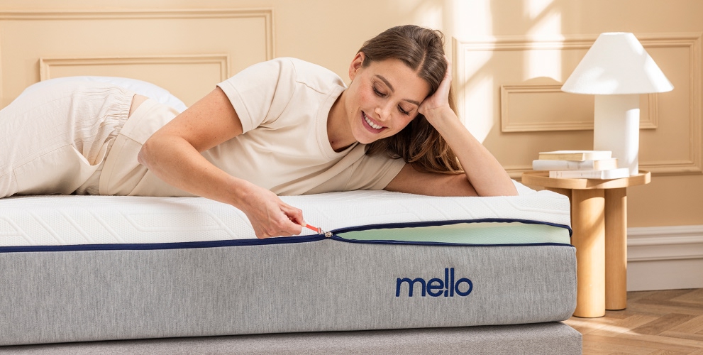 Femme allongée sur un matelas à ressorts ensachés