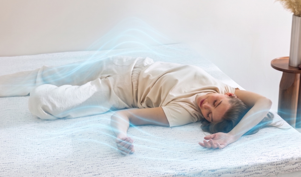 Femme allongée sur un surmatelas rafraîchissant
