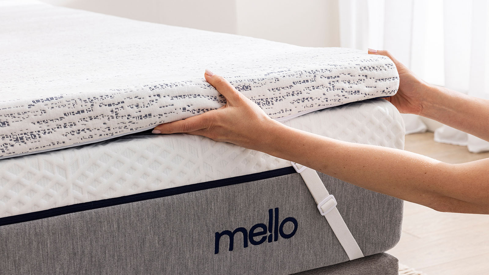 Surmatelas installé sur un matelas.